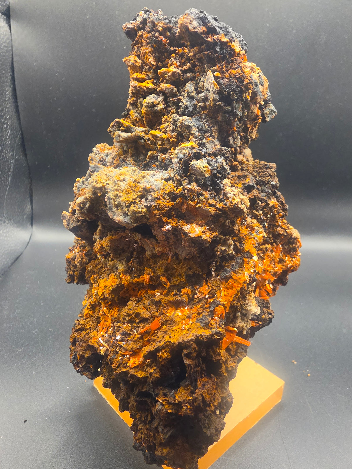 Crocoite on Wulfenite and Mimetite Host
