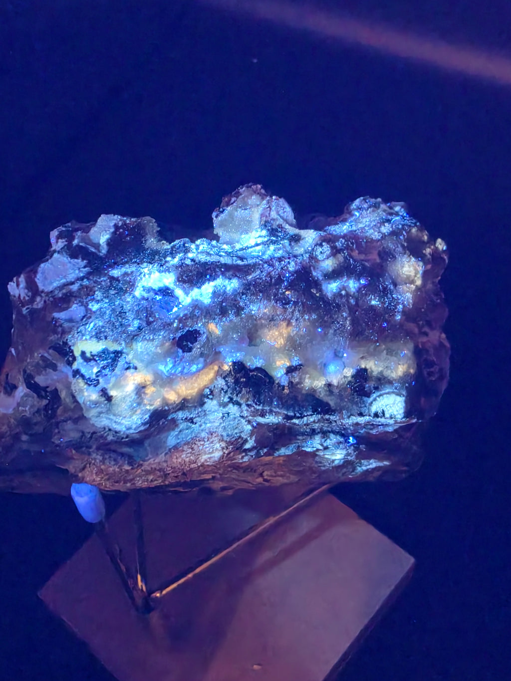 Hydrozincite with Hemimorphite – Evelyn Mine, Pine Creek, NT | 700g Fluorescent Specimen