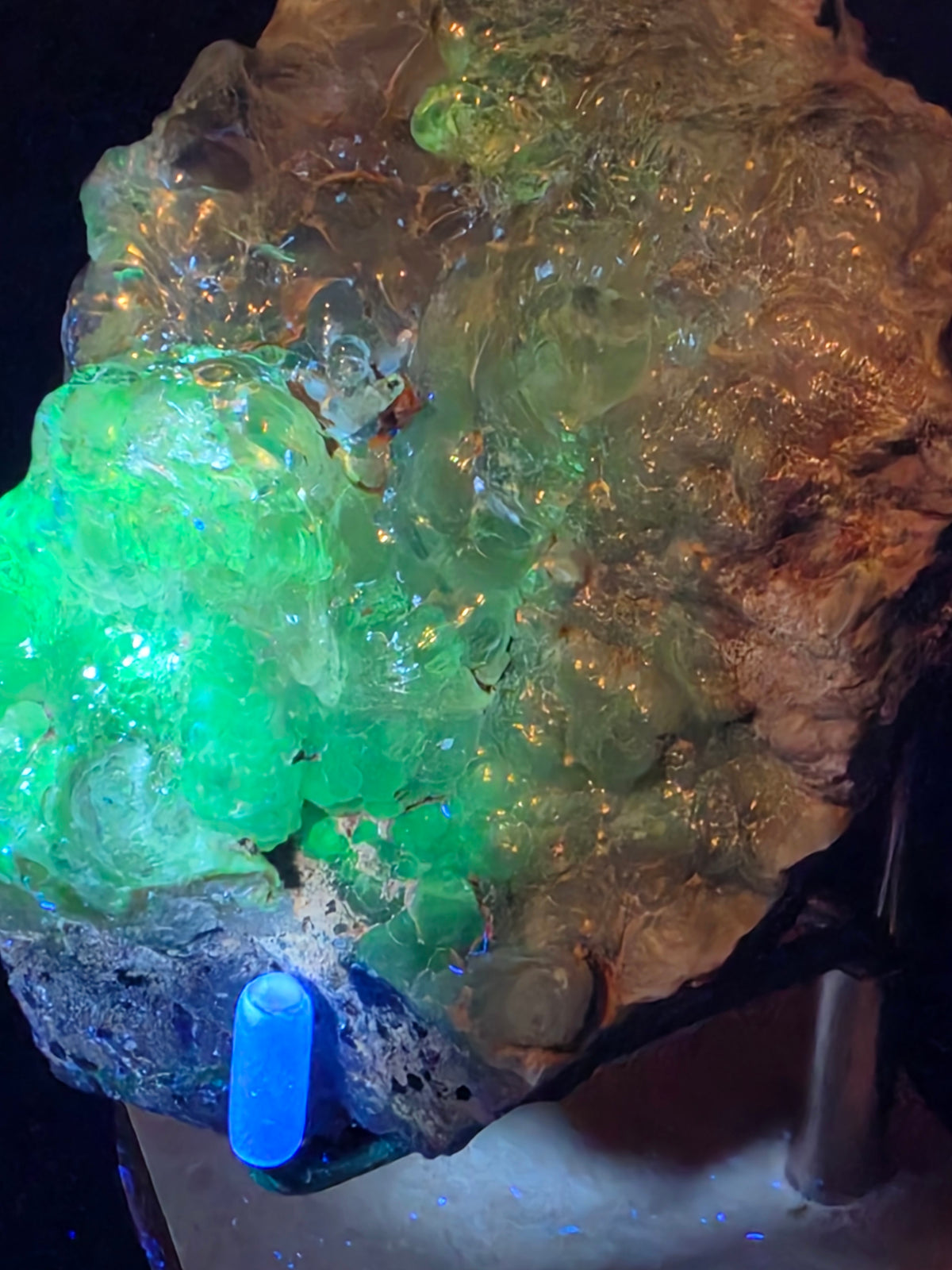 Hyalite Opal from Mexico, 870 ct